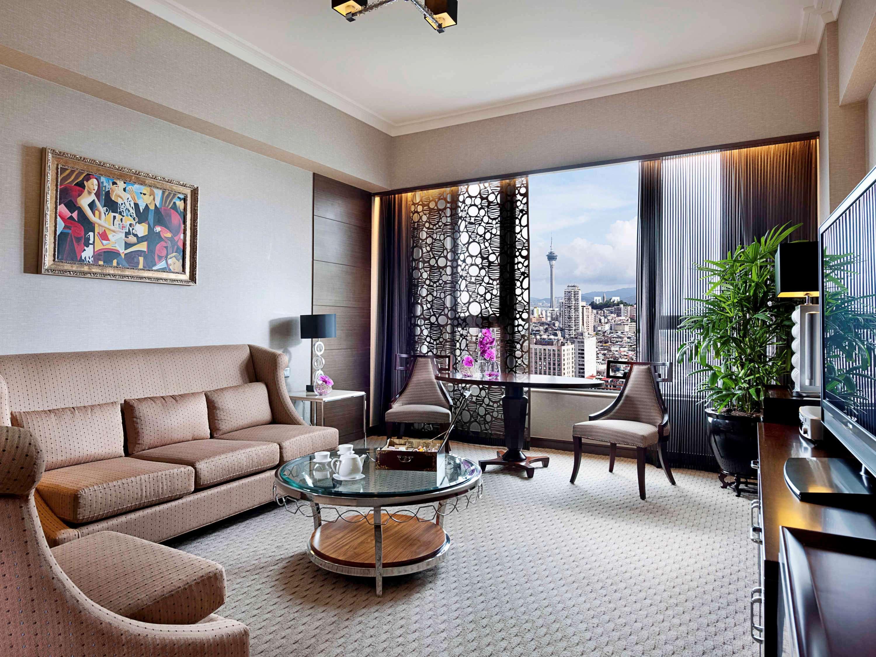 فندق سوفيتيل ماكاو آت بونتي 16 المظهر الخارجي الصورة A living room in a suite at the Shangri-La Hotel, Kuala Lumpur