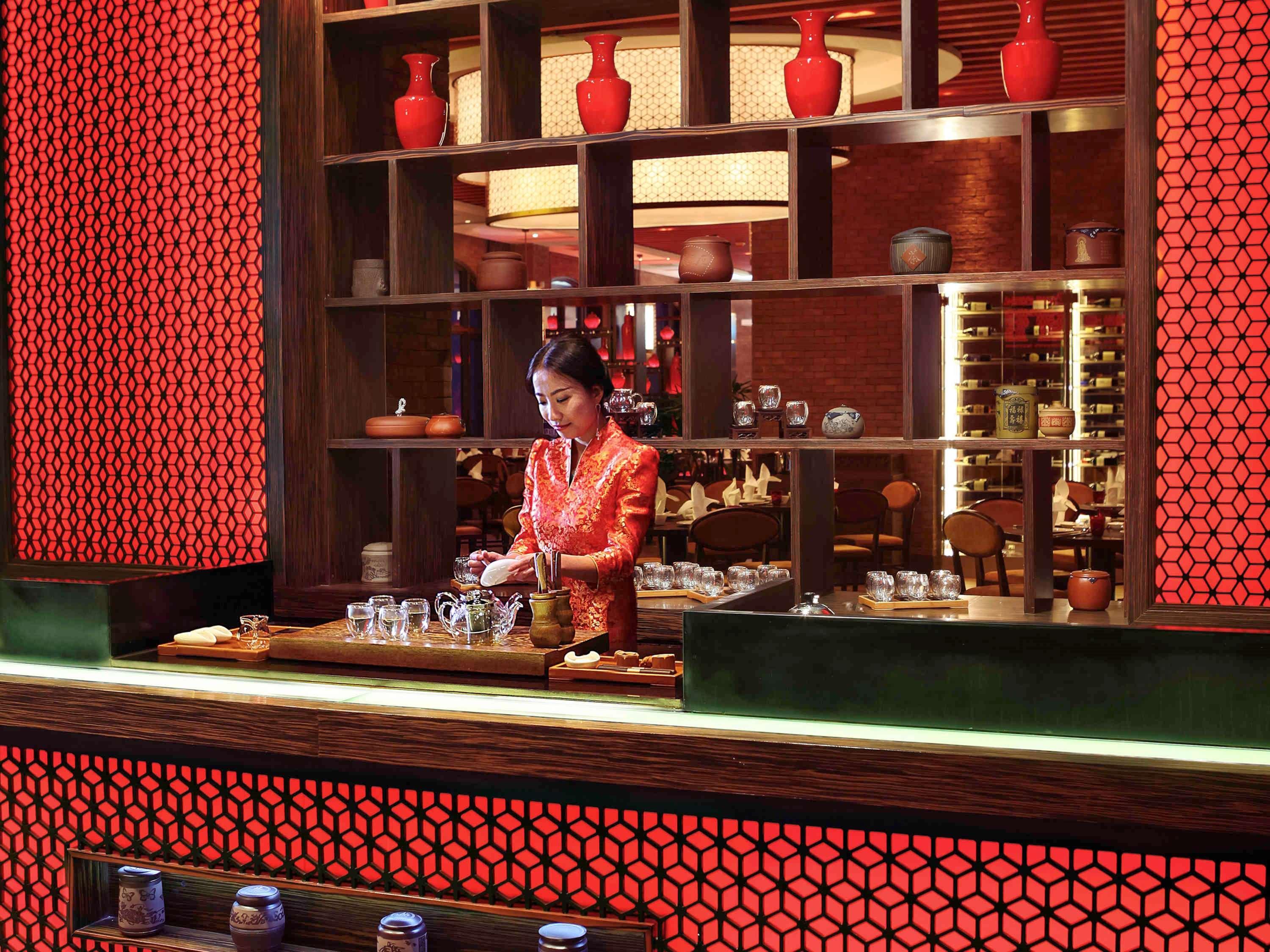 فندق سوفيتيل ماكاو آت بونتي 16 المظهر الخارجي الصورة A bartender at work