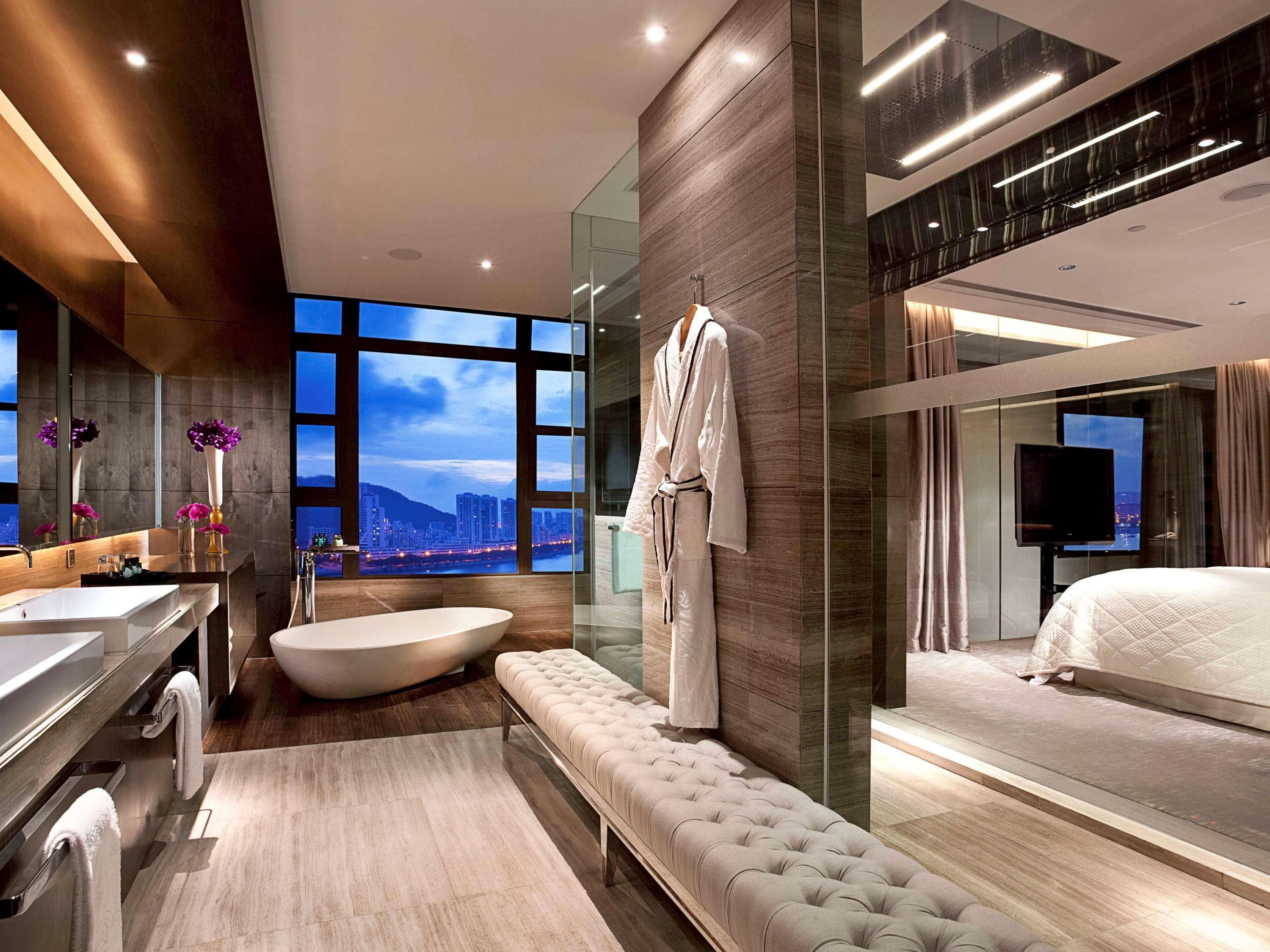 فندق سوفيتيل ماكاو آت بونتي 16 المظهر الخارجي الصورة The bathroom of a suite at the hotel