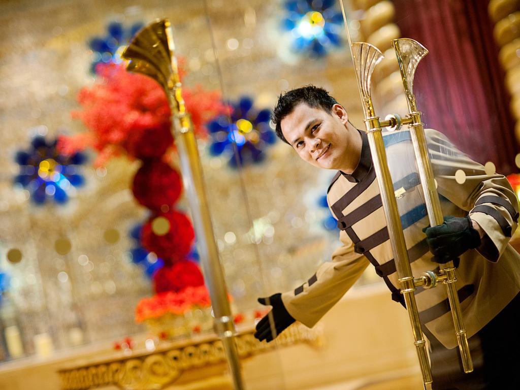 فندق سوفيتيل ماكاو آت بونتي 16 المظهر الخارجي الصورة A bellboy at the Crown Towers