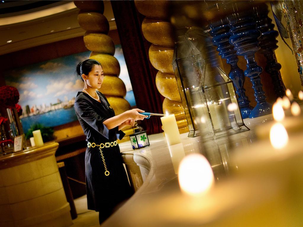فندق سوفيتيل ماكاو آت بونتي 16 المظهر الخارجي الصورة A hotel concierge